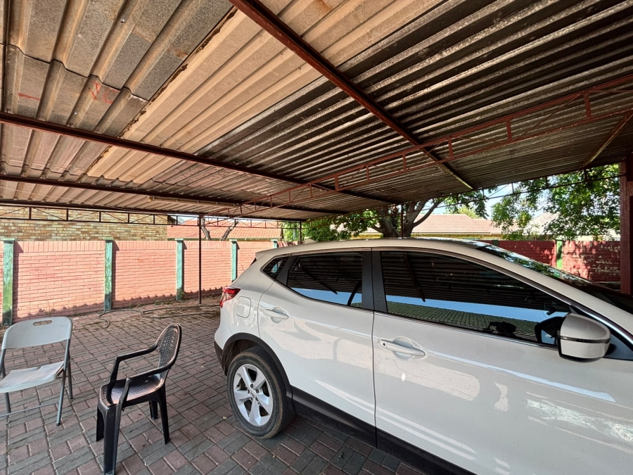 5 Bedroom Property for Sale in Adamayview North West